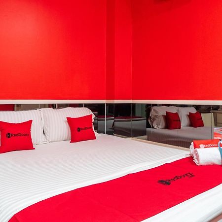 RedDoorz Plus near Chadstone Mall Bekasi Exterior foto