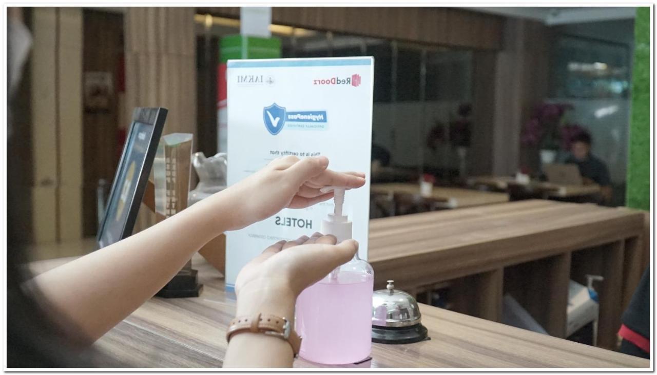 RedDoorz Plus near Chadstone Mall Bekasi Exterior foto