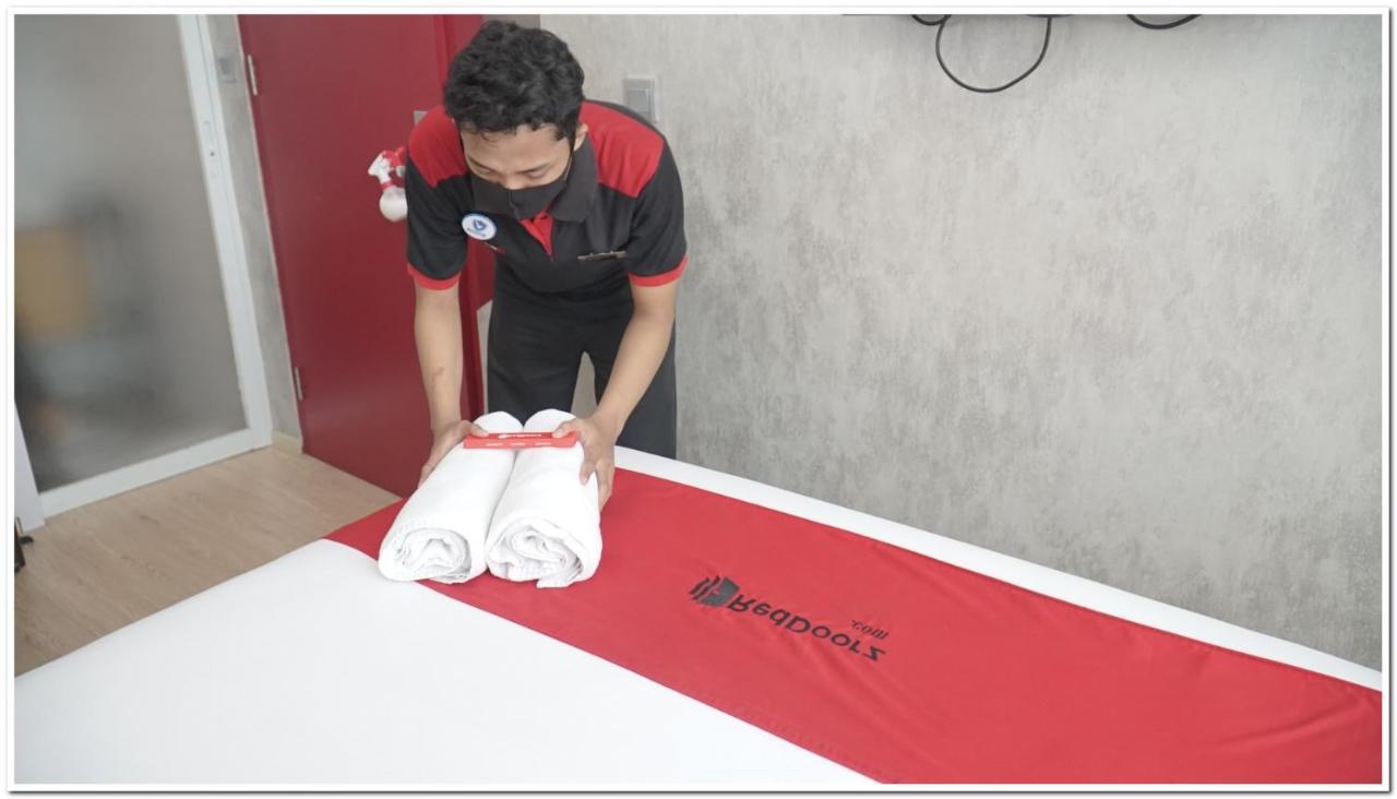 RedDoorz Plus near Chadstone Mall Bekasi Exterior foto