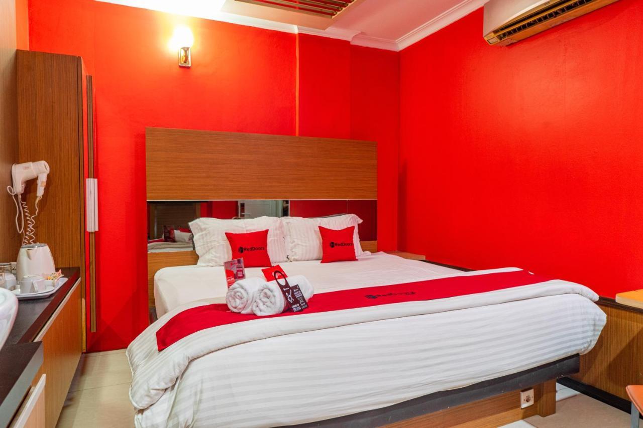 RedDoorz Plus near Chadstone Mall Bekasi Exterior foto