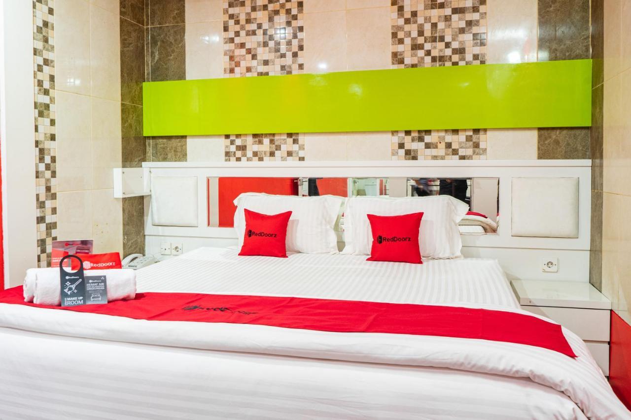 RedDoorz Plus near Chadstone Mall Bekasi Exterior foto